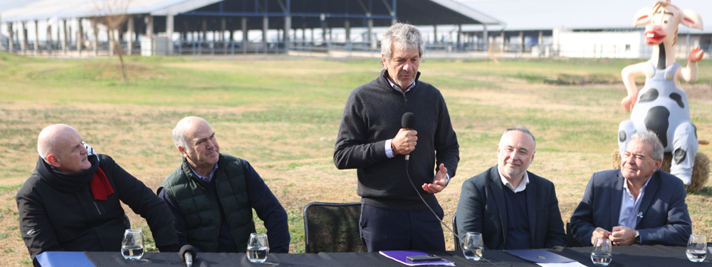 El Secretario de Producción Pazo entregó un nuevo crédito en litros de leche a un tambo de Villa María