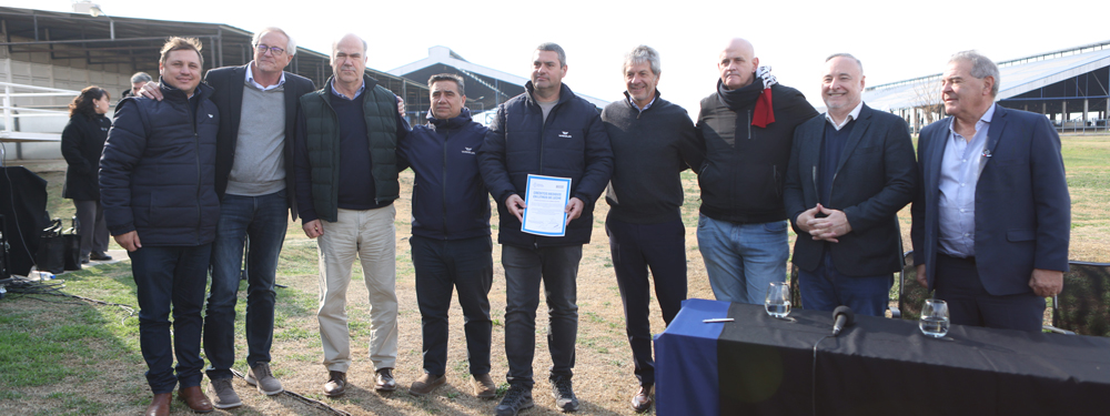 El Secretario de Producción Pazo entregó un nuevo crédito en litros de leche a un tambo de Villa María